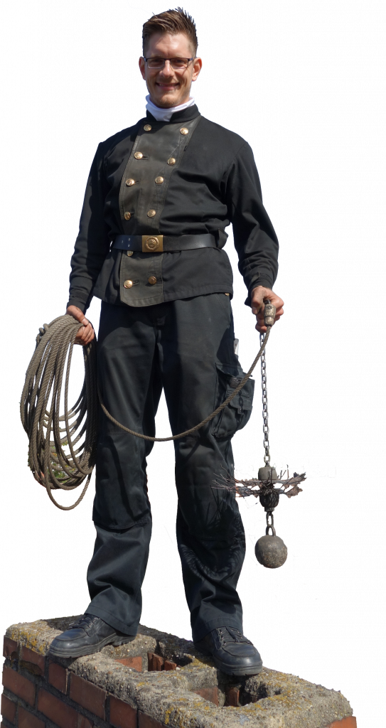 Matthias Redmann beim Kaminkehren auf einem Dach